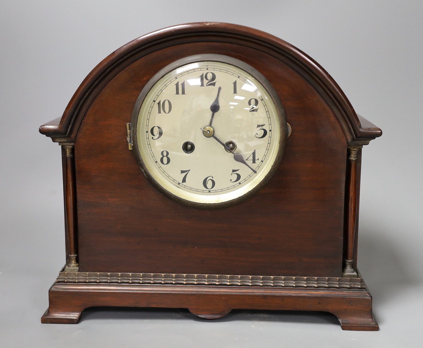 An Edwardian mahogany mantel clock, 28cm tall
